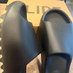 Yeezy slides onyx size 9